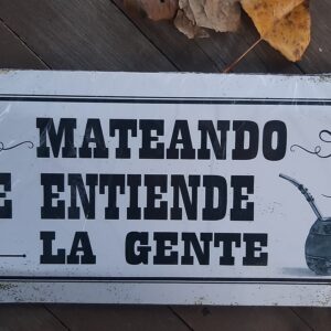MATEANDO SE ENTIENDE LA GENTE 42x17.5cm
